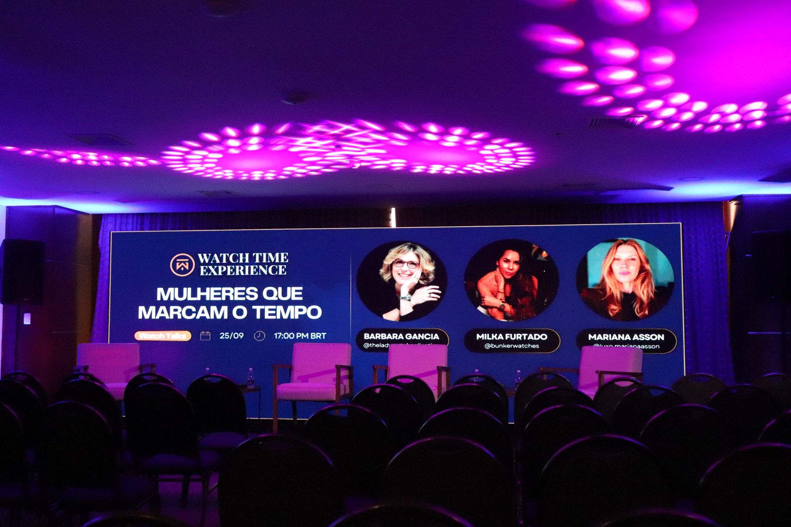 Gobos projetados no teto e iluminação do ambiente